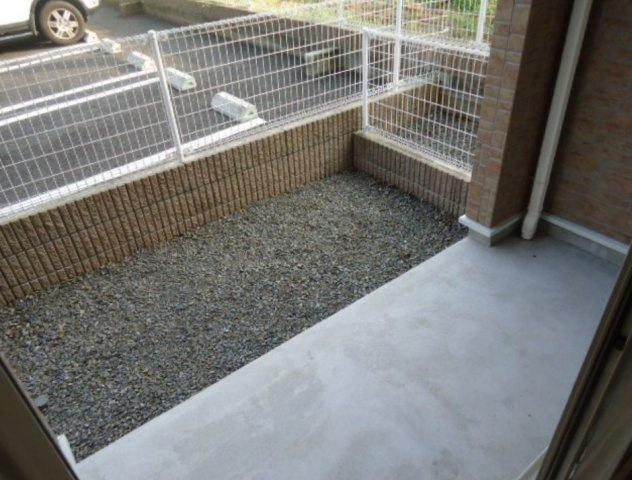 川崎市多摩区長沢４丁目のアパートの庭