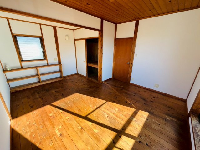 栃木市沼和田町 リフォーム物件　の洋室|〇2階洋室　9帖〇
バルコニーに面した洋室は日当たり良好です。たっぷりの収納スペースで住空間もスッキリ広々！
2025年12月撮影