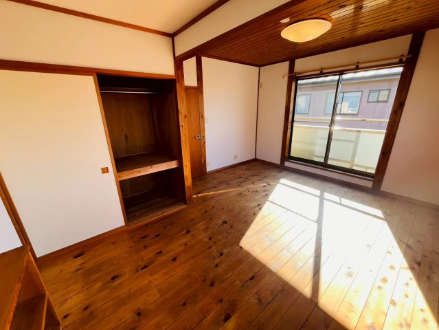 栃木市沼和田町 リフォーム物件　の洋室|〇2階洋室　9帖〇
各居室に収納付きで住みやすさにこだわっています！
2025年12月撮影