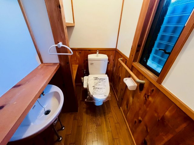 栃木市沼和田町 リフォーム物件　のトイレ|〇トイレ〇
新品交換済み、温水洗浄便座。衛生的で便利な手洗い付きです♪
2025年12月撮影