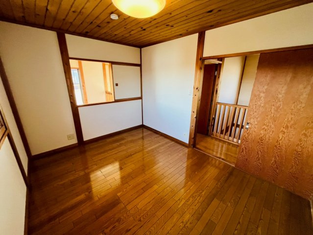 栃木市沼和田町 リフォーム物件　の和室|〇2階洋室　6帖〇
急な来客やお泊りに来られた方へのお部屋としてもご使用いただけます♪
2025年12月撮影