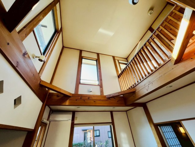 栃木市沼和田町 リフォーム物件　の居間・リビング|〇リビング〇
空間を大きく開けた吹き抜けリビング！開放感、明るさ、家族のコミュニケーションも増える間取りです♪
2025年12月撮影