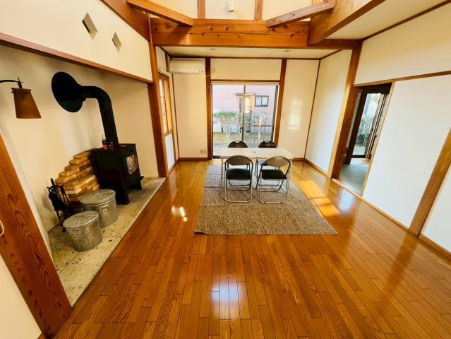 栃木市沼和田町 リフォーム物件　の居間・リビング|〇リビング〇
温もりのある木目調のリビング♪暖炉付きです（＾＾）
2025年12月撮影