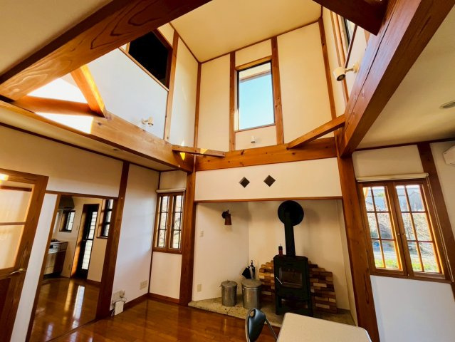 栃木市沼和田町 リフォーム物件　の居間・リビング|〇リビング〇
温もりのある木目調のリビング♪暖炉付きです（＾＾）
2025年12月撮影
