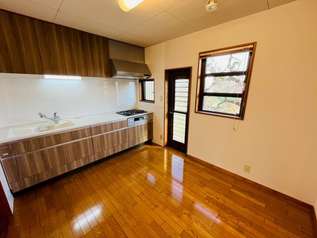 栃木市沼和田町 リフォーム物件　のキッチン|〇キッチン〇
リフォーム済みシステムキッチン♪勝手口があるので、買い物帰りやゴミ出しの際に便利です！
2025年12月撮影