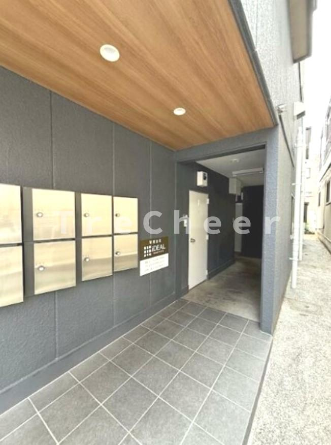 ReDEAL東新町のエントランス