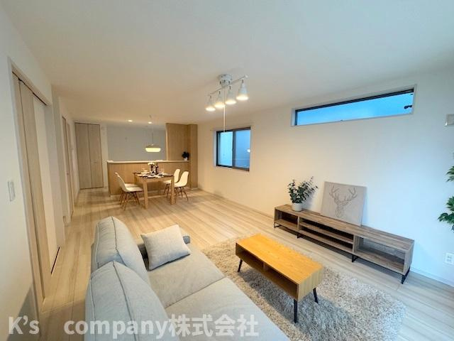 ◎茅ヶ崎市室田1丁目　中古戸建の居間・リビング|家具の配置もしやすく癒しの空間リビングルーム◇◇