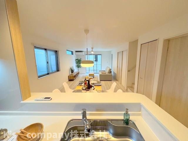 ◎茅ヶ崎市室田1丁目　中古戸建の居間・リビング|キッチンからみたリビングスペース♪