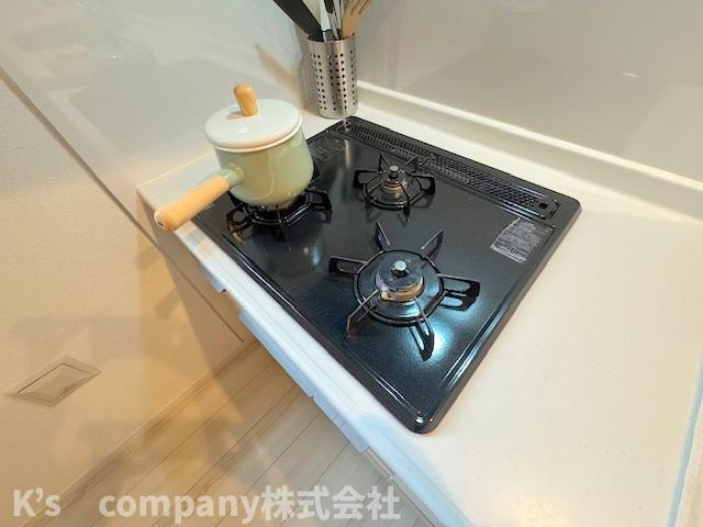 ◎茅ヶ崎市室田1丁目　中古戸建のキッチン|同時進行ができる3口コンロ♪