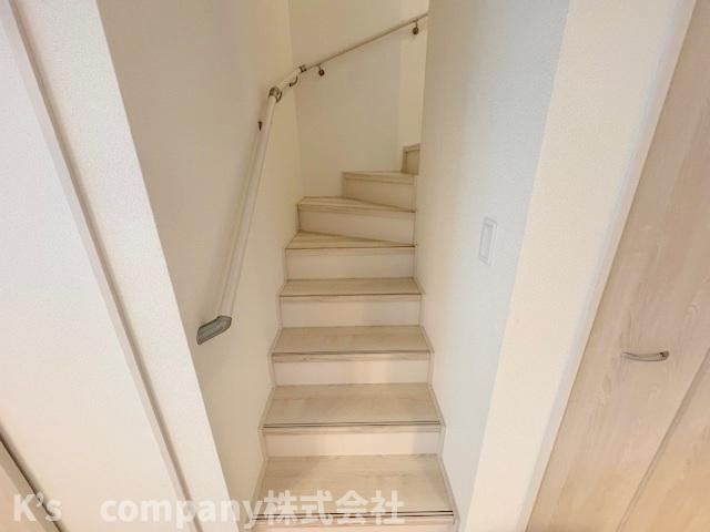 ◎茅ヶ崎市室田1丁目　中古戸建の内装|手すり付き階段♪