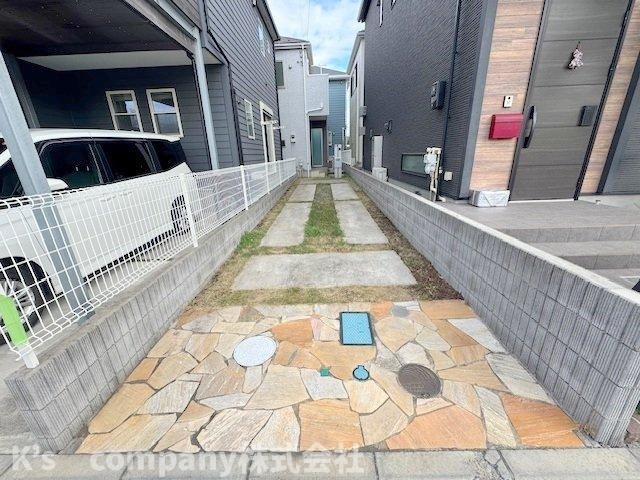 ◎茅ヶ崎市室田1丁目　中古戸建の内装|玄関までのアプローチ♪