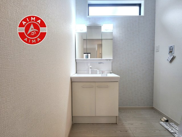 福岡市西区小戸1丁目第4-4棟（4号棟）の独立洗面台|毎日使うものだから清潔な空間を保ちたい水回り。洗面にはそんな願いを解消させてくれる収納アイデアが満載です。三面鏡の裏側にはキャビネットが現れ小物から背の高い物まで収納できます。