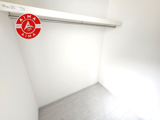 福岡市西区小戸1丁目第4-4棟（4号棟）の収納|洋服や大きな荷物が多い方や人数の多いご家族などは、一般的なクローゼットよりもウォークインクローゼットのほうが使い勝手が良いです。