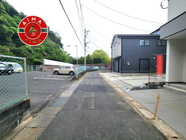 福岡市西区小戸1丁目第4-4棟（4号棟）の前面道路含む現地写真|前面道路は閑静な住宅地をはしる車通りの少ない道路。お車の出し入れが苦手なママや小さなお子様にも安心ですね。しっかり舗装もされているので、ベビーカーや自転車で通っても快適に通行できます。