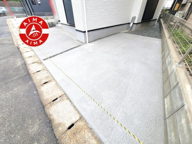 福岡市西区小戸1丁目第4-4棟（4号棟）の駐車場|広々した駐車場になります。3台並列駐車となります。