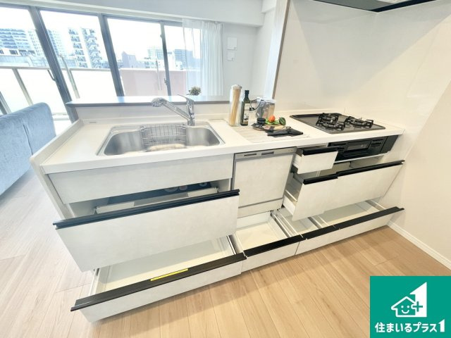 ルイシャトレ鳳の収納|収納豊富なシステムキッチンです♪【現地写真】