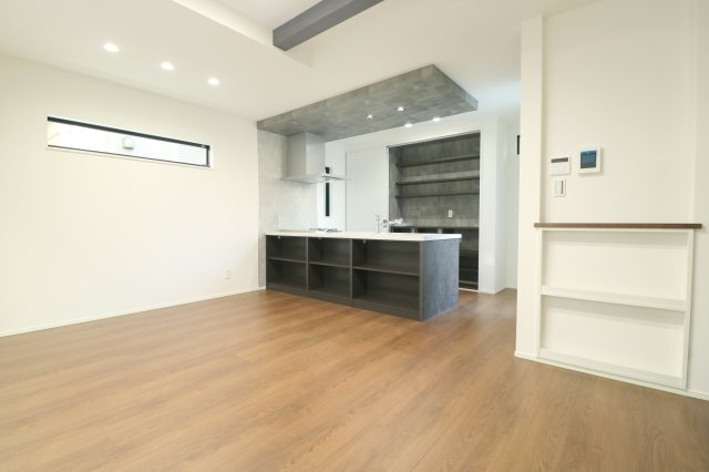 【完成予想図】 | 朝霞市仲町1丁目　新築一戸建住宅　全4棟　(ふじみ野店） | 【同施工会社/リビング】
リビングの折上天井とキッチンの折下げ天井でアクセントの加わったおしゃれなLDK。