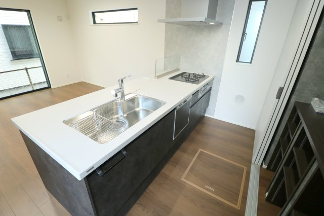 【内観：施工例】 | 朝霞市仲町1丁目　新築一戸建住宅　全4棟　(ふじみ野店） | 【同施工会社/キッチン】
お手入れのしやすいフルフラットキッチン。浄水器、食器洗浄機付きで機能性が高く使いやすい仕様です。