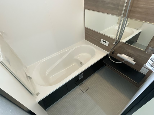 【内観：施工例】 | 朝霞市仲町1丁目　新築一戸建住宅　全4棟　(ふじみ野店） | 【同施工会社/ユニットバス】
横長の鏡で空間に奥行を演出！
ゆったりとくつろげる浴室で1日の疲れを癒せます。