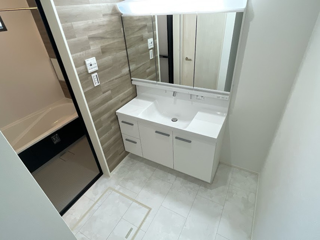 【内観：施工例】 | 朝霞市仲町1丁目　新築一戸建住宅　全4棟　(ふじみ野店） | 【同施工会社/洗面化粧台】
身支度のしやすい大型洗面台を採用。