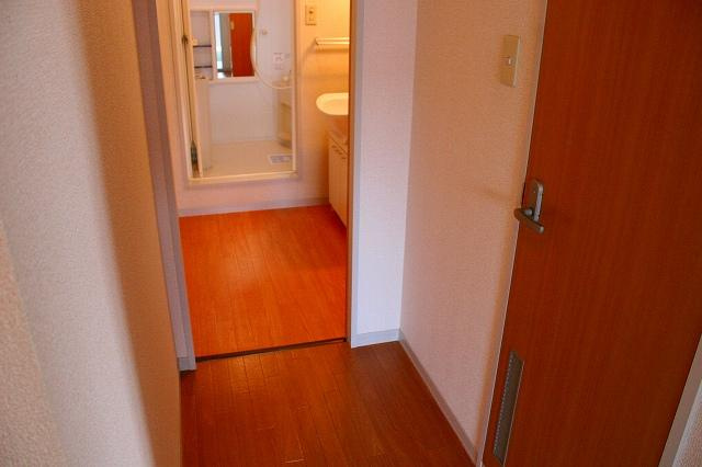 パークサイド精華台Ａ．Ｂ．Ｃ．Ｄの内装|明るい色調の室内です