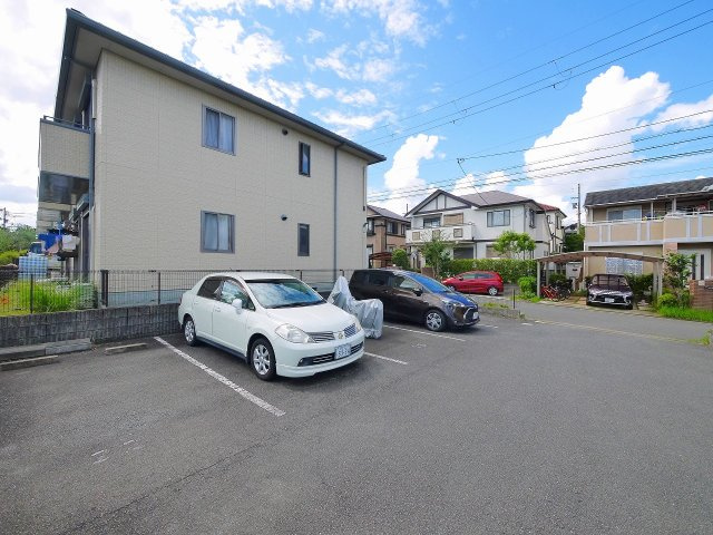 パークサイド精華台Ａ．Ｂ．Ｃ．Ｄの駐車場|駐車場があるので、車を買う予定の方も安心です