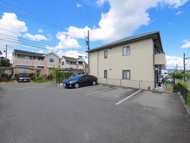 パークサイド精華台Ａ．Ｂ．Ｃ．Ｄの駐車場|駐車場があります