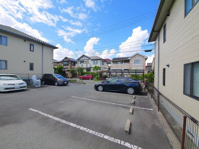 パークサイド精華台Ａ．Ｂ．Ｃ．Ｄの駐車場|駐車場があるので、車を買う予定の方も安心です