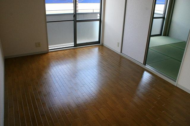 パークサイド精華台Ａ．Ｂ．Ｃ．Ｄの居間・リビング|ゆったり過ごせる居間です