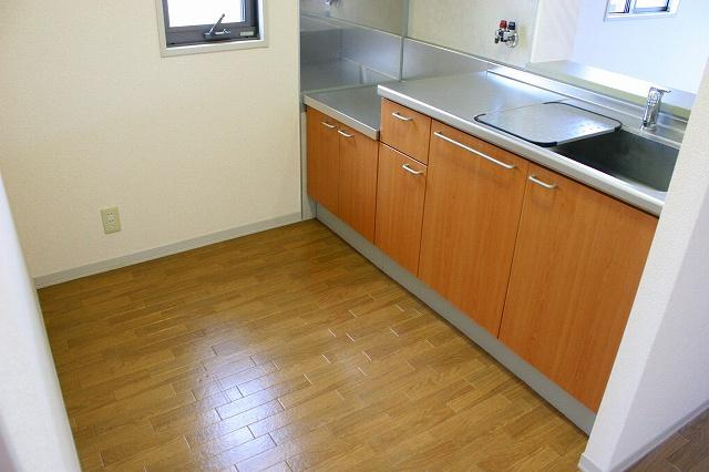 パークサイド精華台Ａ．Ｂ．Ｃ．Ｄのキッチン|コンパクトなキッチンで掃除もラクラク