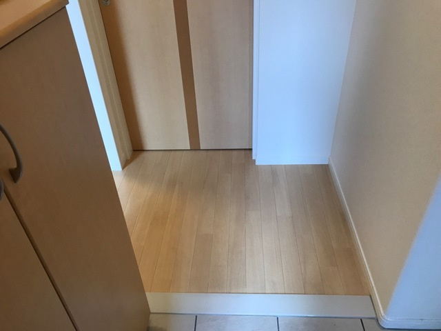 稲城市平尾１丁目のアパートの玄関