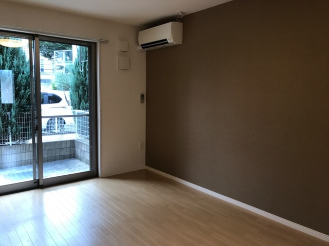 稲城市平尾１丁目のアパートの居間・リビング