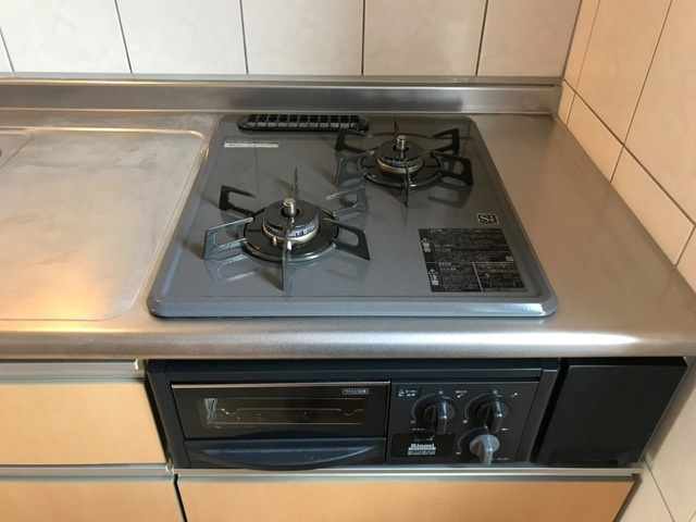 稲城市平尾１丁目のアパートのキッチン