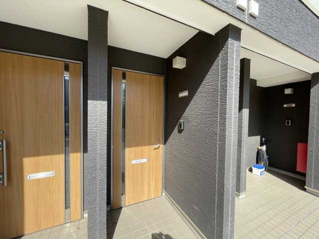 稲城市平尾１丁目のアパートのエントランス