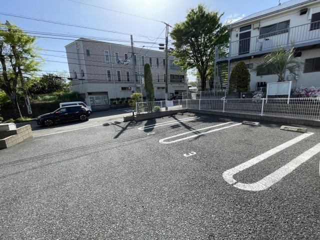 稲城市平尾１丁目のアパートの駐車場