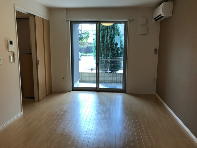 稲城市平尾１丁目のアパートの居間・リビング