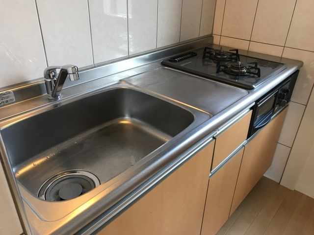 稲城市平尾１丁目のアパートのキッチン