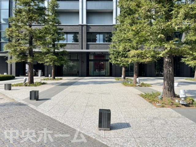 シティタワーズ豊洲ザ・ツイン サウスタワーのエントランス|【エントランス】マンションのエントランスは、その物件の印象を決める、顔とも言える場所です。毎日通る場所ですからきれいなのが一番です。エントランス内はオートロックですので暮らしの安全も確保されています。