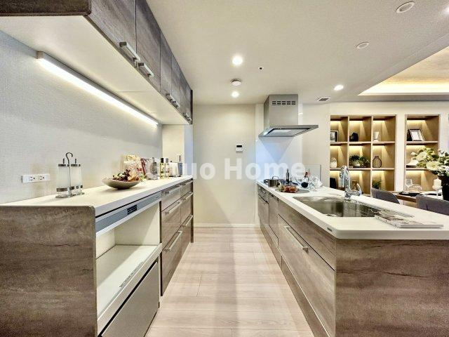 シティタワーズ豊洲ザ・ツイン サウスタワーのキッチン|ワイドで収納豊富なシステムキッチン（カップボード付き）