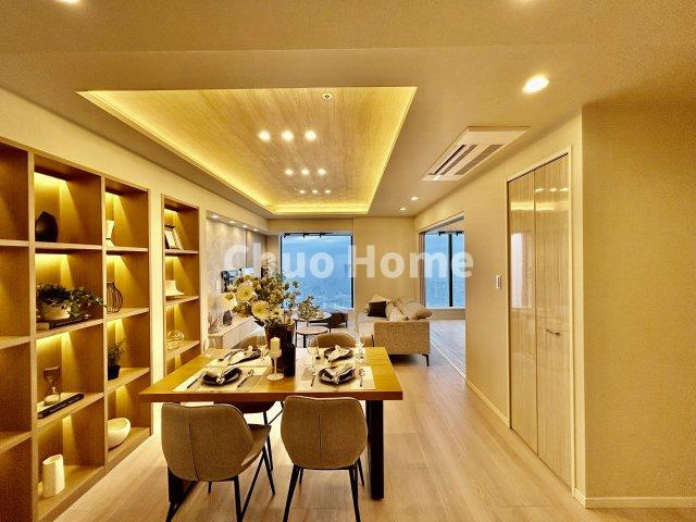 シティタワーズ豊洲ザ・ツイン サウスタワーの居間・リビング|【リビングダイニング】一日の中で多くの時間を過すことになるリビングダイニングだからこそ、いつも穏やかな空間であることが必然。爽やかな通風と採光を存分に感じる事が出来る空間です。