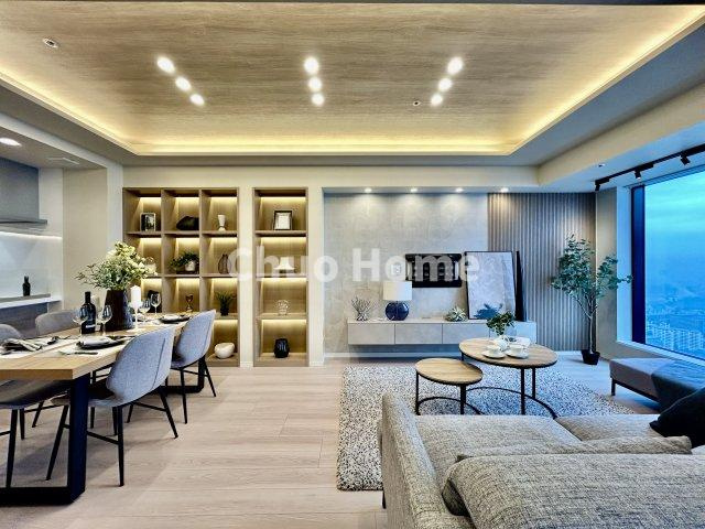 シティタワーズ豊洲ザ・ツイン サウスタワーのダイニング|【ダイニング】忙しい朝でも、しっかり家族が揃って食事をして頂けるゆとりある大きさのダイニングスペース。奥様が作る手料理をカウンター越しに受けとって頂き、テーブルで囲む素敵な時間を存分に愉しんで下さい。