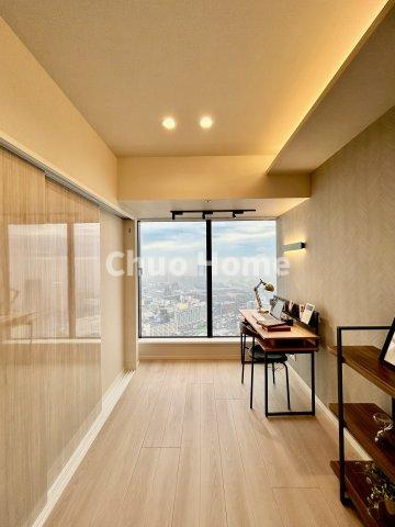 シティタワーズ豊洲ザ・ツイン サウスタワーの寝室|【寝室】心と体をゆったりと安らげる主寝室。寝室のゆとりが大きい分だけ、暮らしの安らぎは深まります。一日の疲れを癒すだけでなく、ご夫婦の親密な語らいを紡ぎ出します