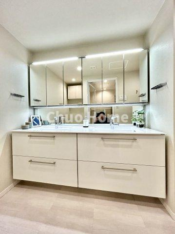 シティタワーズ豊洲ザ・ツイン サウスタワーの独立洗面台|【洗面化粧台】洗面化粧台×2は三面鏡を採用。身だしなみを整えやすい事はもちろんですが、鏡の後ろに収納スペースを設ける事により、散らかりやすい洗面スペースをすっきりさせる事が出来るのも嬉しいですね