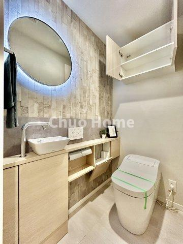 シティタワーズ豊洲ザ・ツイン サウスタワーのトイレ|【トイレ】 収納スペースをしっかりと確保した温水洗浄便座機能付きトイレ。温水洗浄便座は清潔にお使いいただくための大切なアイテムです。