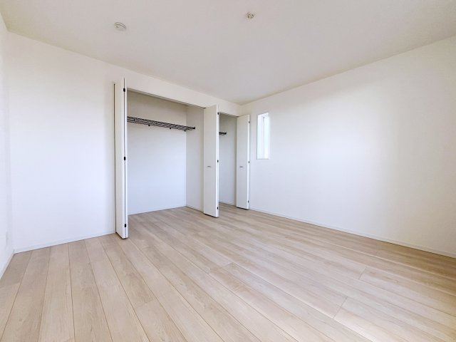 新築戸建・新築建売　那須塩原市下厚崎第2　共英小・厚崎中の洋室|ナチュラルな光が差し込む2面採光の洋室です！ホワイト基調で清楚感たっぷり♪