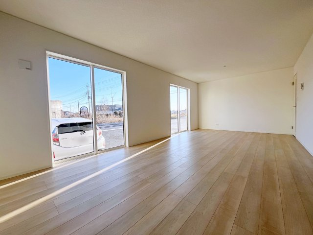 新築戸建・新築建売　那須塩原市下厚崎第2　共英小・厚崎中の居間・リビング|ダイニングには大きな窓があり明るい陽射しが差し込む開放的で心地よい空間です！