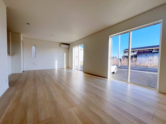 新築戸建・新築建売　那須塩原市下厚崎第2　共英小・厚崎中の居間・リビング|ホワイトを基調とした明るく開放的なLDKです！