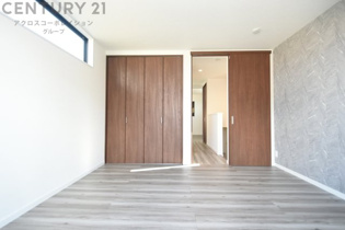 【同社施工例】子供部屋…創造性や成長を促す遊びの空間を提供。学習や趣味に集中できる環境を整えます。個別のプライベートスペースは自己表現と自立心を育み、心地よい睡眠環境を整えリラックスできる場所を提供。