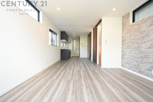 【同社施工例】リビングダイニングは家族や友人とのコミュニケーションを楽しむ場所でくつろぎながら食事や会話を楽しめ、多目的に利用できリラックスできる空間です。