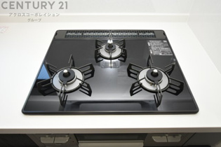 【同社施工例】多数の調理器具を同時に使用でき、料理の効率化が可能。省エネで節約になり、様々な料理スタイルに適応できます。